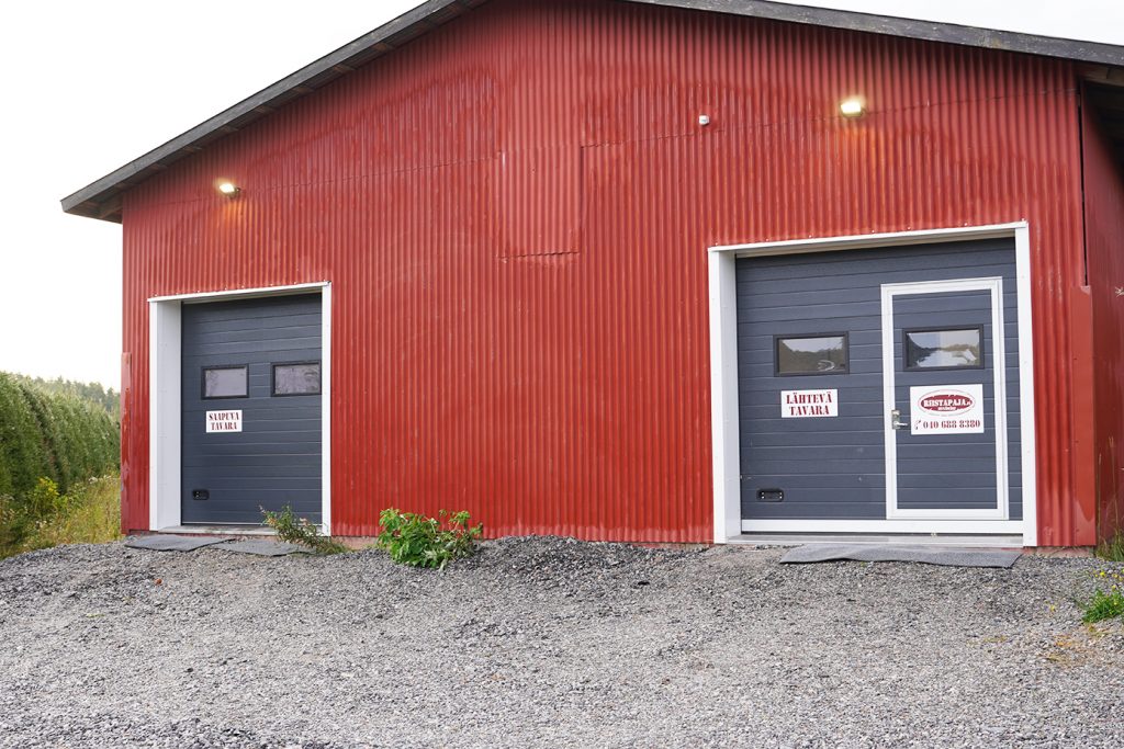 Riistapajan punainen tuotantorakennus ulkoa kuvattuna.
