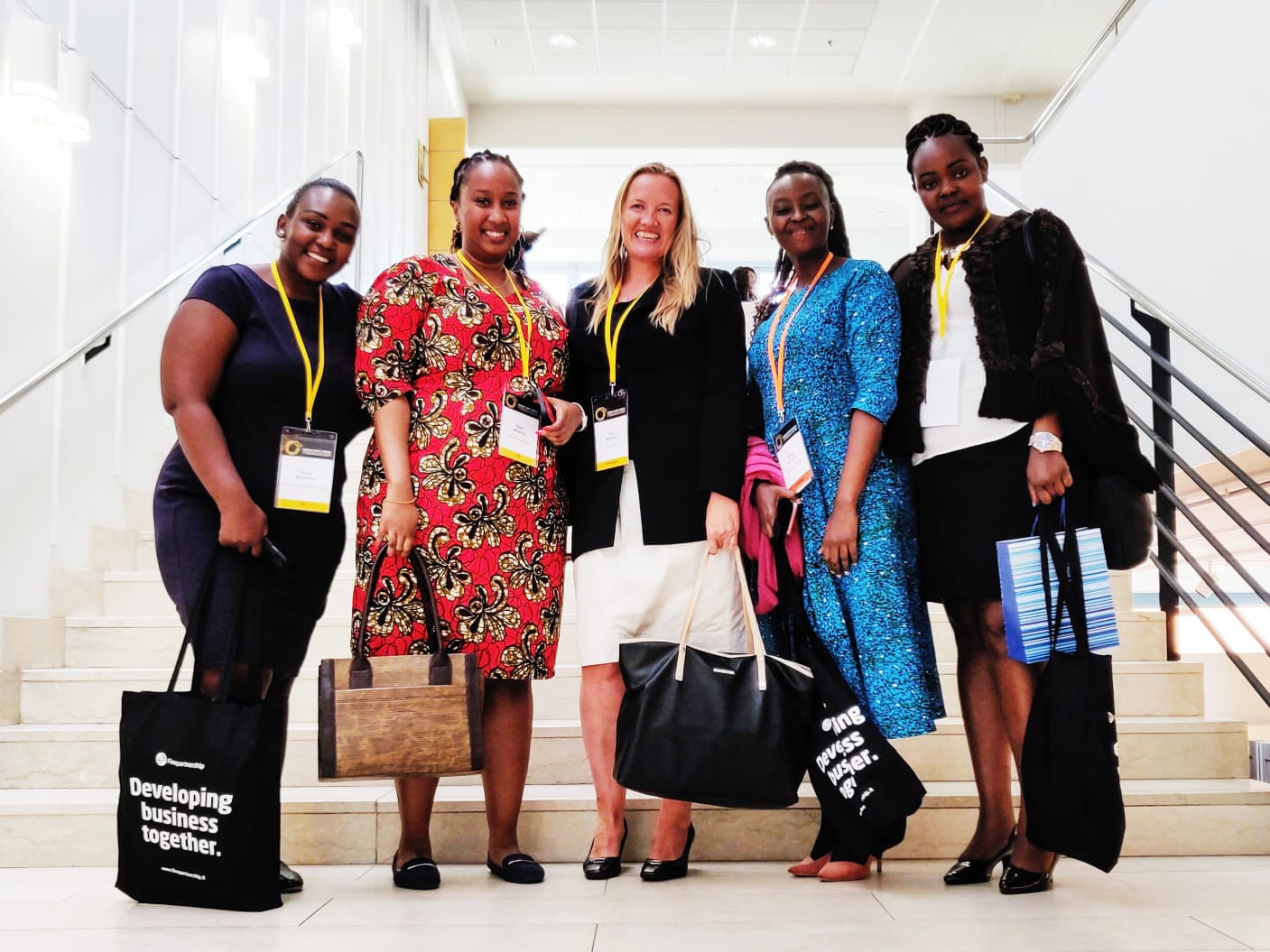 Pirjo Suhonen neljän afrikkalaisen kollegan kanssa konferenssissa.