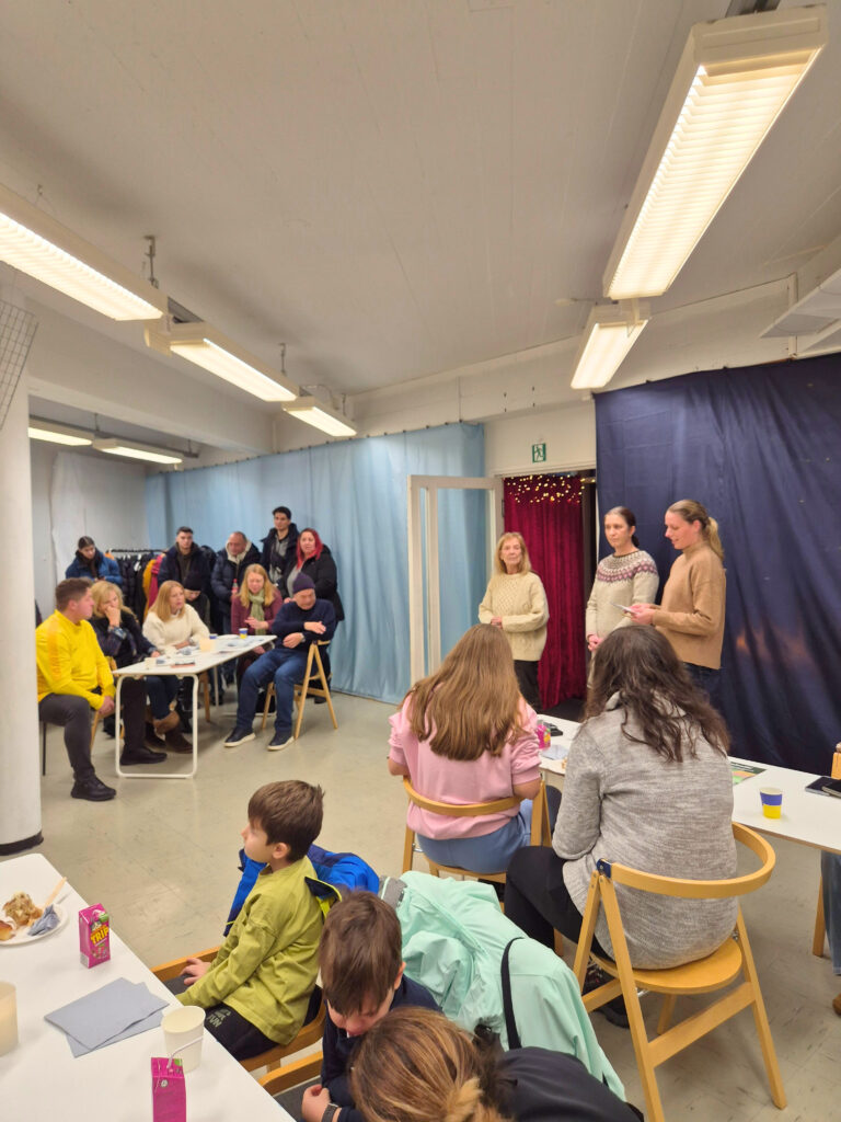 kanvainvälisiä vieraita kuuntelemassa Mynämäen kunnan esittelyä Saarekkeessa.