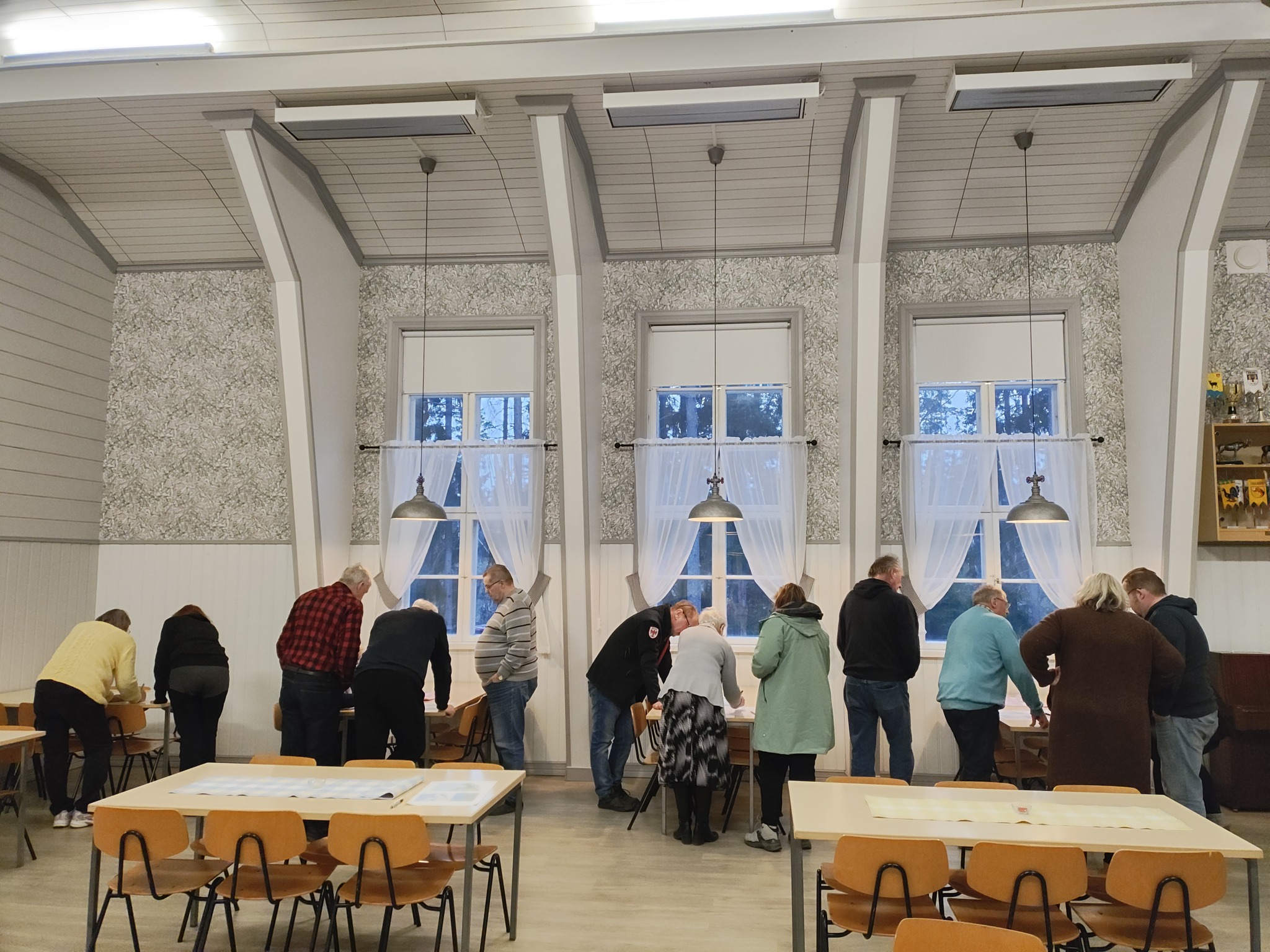 vapaaehtoisia työpajassa