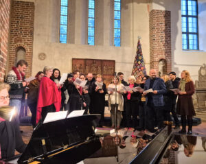 Kansainväliset vieraat laulamassa Mynämäen kirkossa.