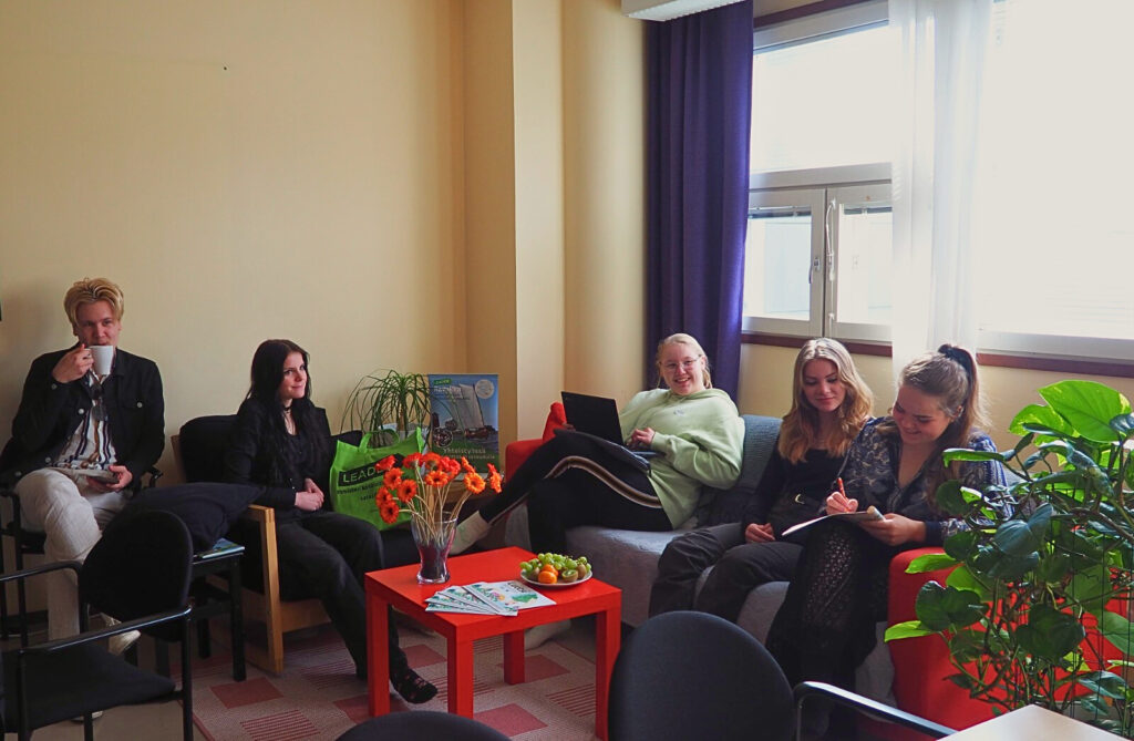 Ravakan nuoret ryhmässä miettimässä kestävän kehityksen lupausta