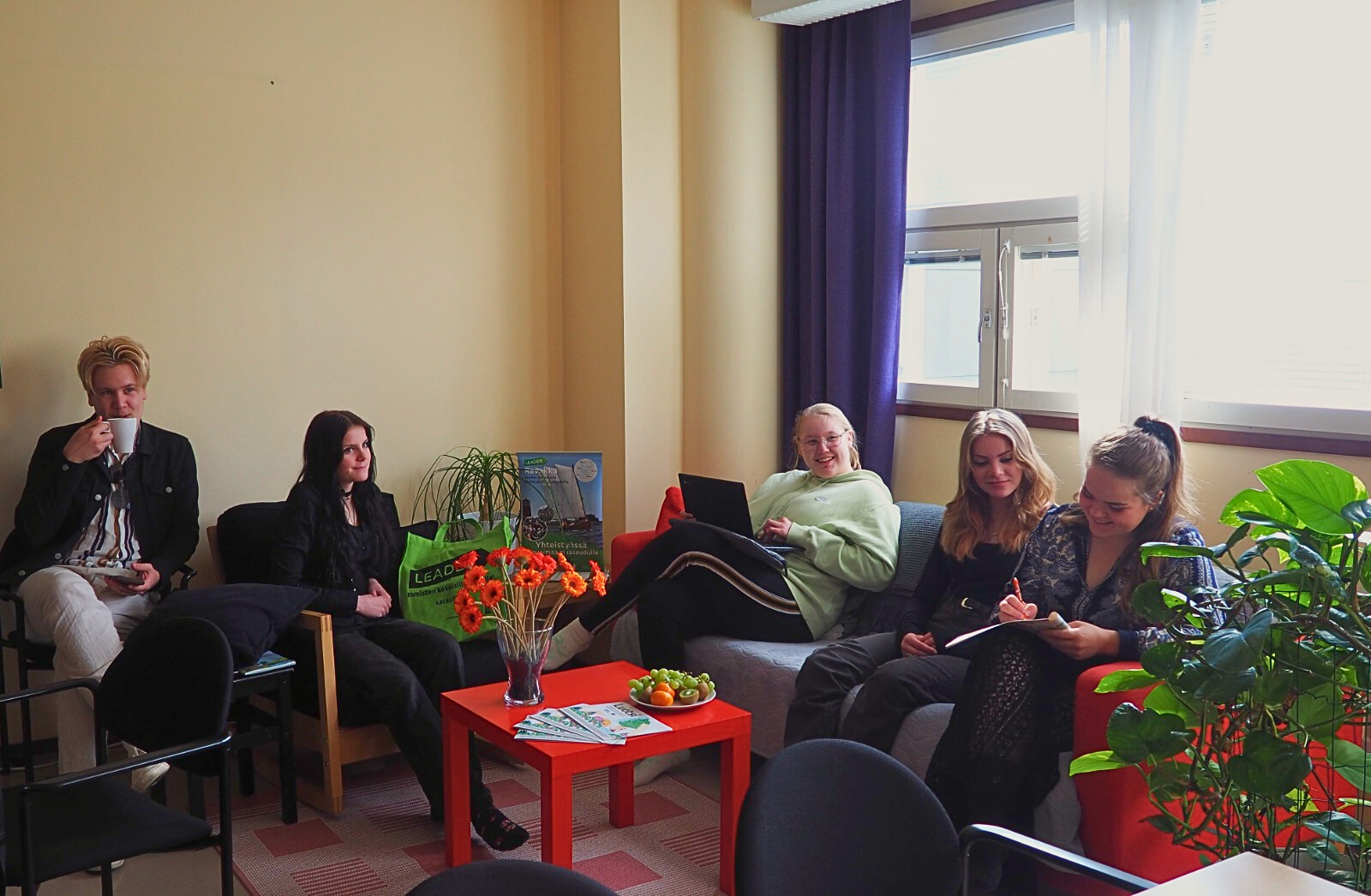 Ravakan nuoret ryhmässä miettimässä kestävän kehityksen lupausta