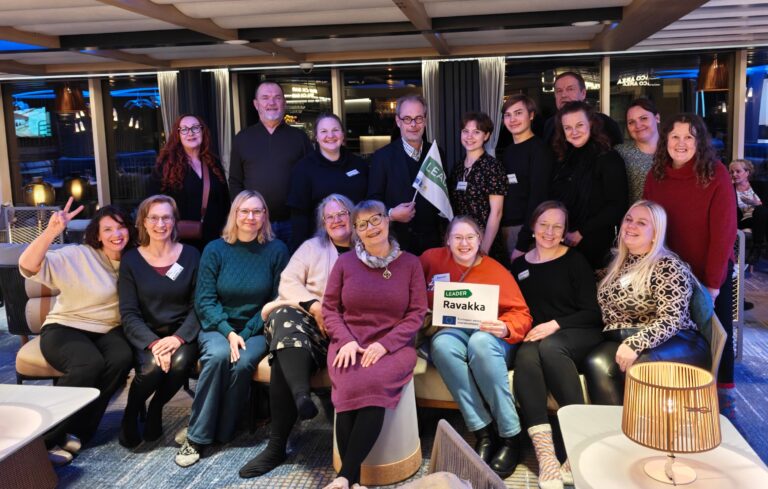 Henkilökunta ryhmäkuvassa