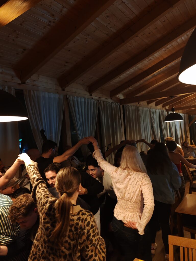 Kuvassa nuoret tanssivat yhdessä perinnetanssia.
