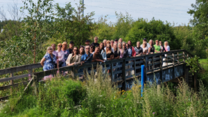 ryhmäkuva virolaisten vieraiden kanssa