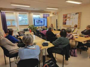 ihmisiä ravakan toimiston neuvotteluhuoneesa